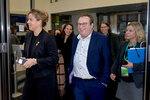 Minister Oliver Krischer und Ministerin Mona Neubaur betreten den Veranstaltungsraum