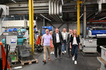 Die Gruppe um Minister Krischer in einer Werkshalle 