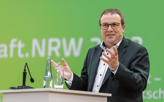 Minister Oliver Krischer am Rednerpult