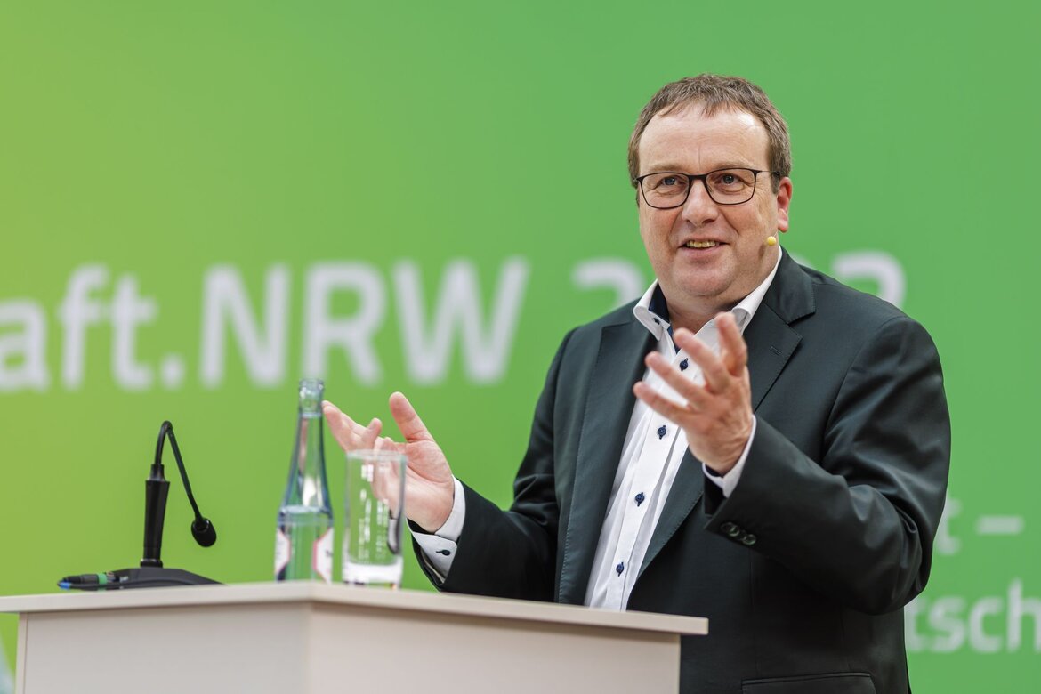 Minister Oliver Krischer am Rednerpult