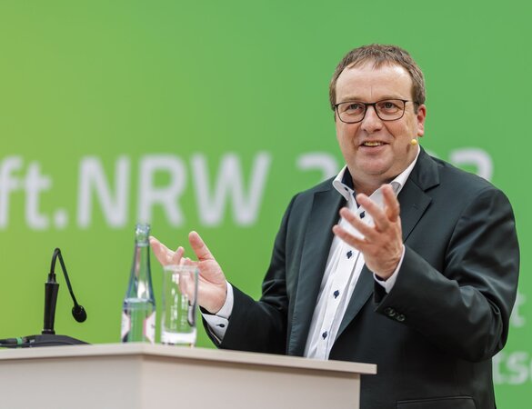 Minister Oliver Krischer am Rednerpult