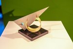 Nahaufnahme der Trophähe auf einem Pult