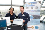 Eine Frau und ein Mann am Stand von MESensors