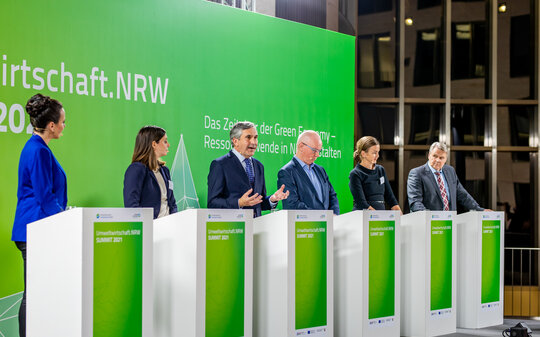 Sechs Rednerinnen und Redner an Stehpulten auf dem Summit Umweltwirtschaft 2021
