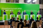 Teilnehmerinnen und Teilnehmer der Podiumsdiskussion auf der Bühne