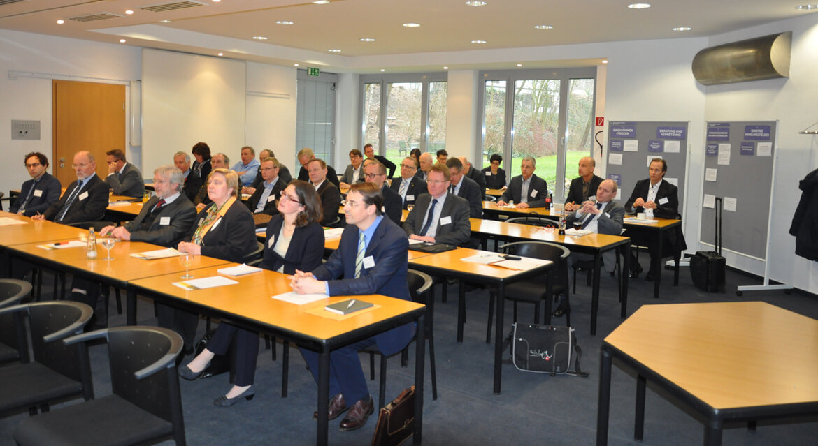 Die Konferenzteilnehmer hören einem Vortrag zu.