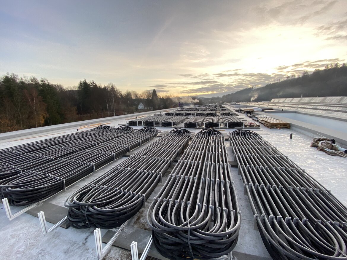 Flachdach eines Gebäudes mit großen Strukturen aus gewickelten Rohren