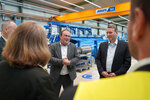 Minister Krischer mit weiteren Personen in einer Produktionshalle