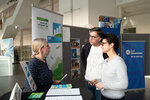 Eine Gruppe am Infostand von KUER.NRW Grüne Gründungen NRW