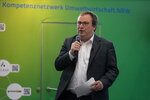 Minister Oliver Krischer bei einem Statement am Messestand des Kompetenznetzwerks Umweltwirtschaft.NRW