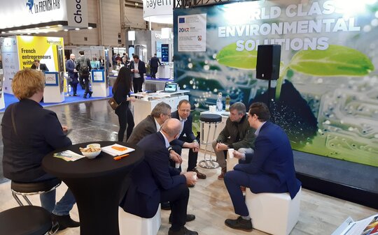 Menschen auf Messe, im Sitzen