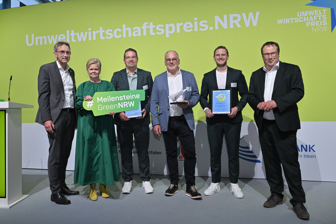 Grupenbild auf der Bühne des Umweltwirtschaftspreis.NRW 2024
