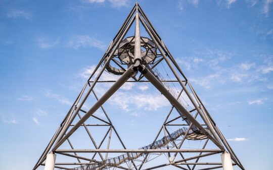 Die begehbare Skulptur in Form eines Tetraeders vor blauem Himmel