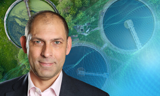 Portraitaufnahme vor dem Foto eines Wasserwerks und einer Computerdarstellung von Wasser