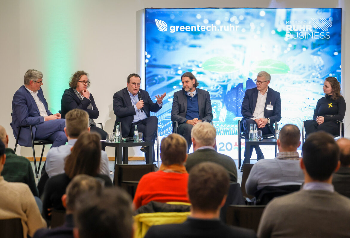 Das Bild zeigt eine Podiumssdiskussion.