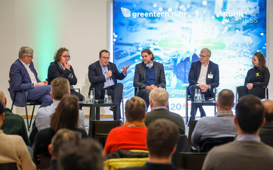 Das Bild zeigt eine Podiumssdiskussion.