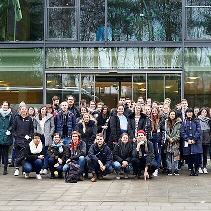 Gruppenfoto mit Studierenden