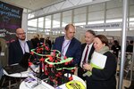 Mehrere Personen an einem Messestand
