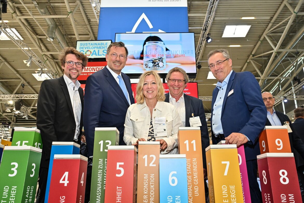 Gruppenbild mit verschiedenen Stelen, die die UN-Nachhaltigkeitsziele (SDGs) darstellen