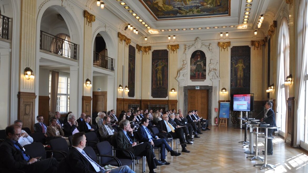 Das gut gefüllte Plenum im historischen Veranstaltungssaal