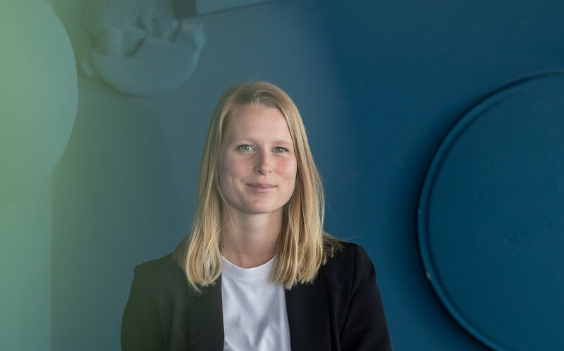 Portraitaufnahme der blonden Frau
