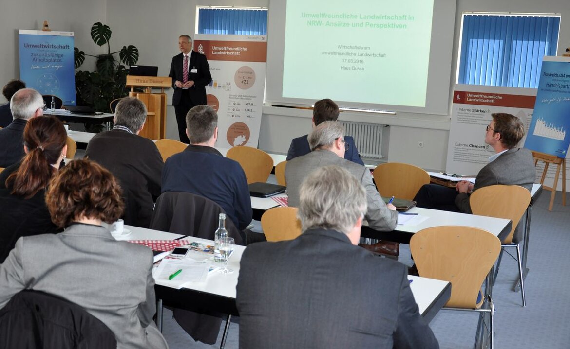 Ein Redner hält eine Powerpoint-Präsentation.