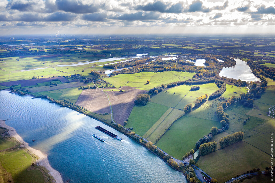 Die Luftaufnahme zeigt den Rhein und einen ehemaligen Rheinarm