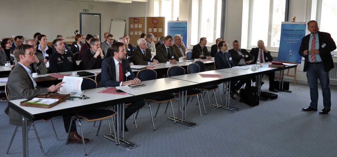 Ein Vortrag vor dem Plenum beim Wirtschaftsforum. 