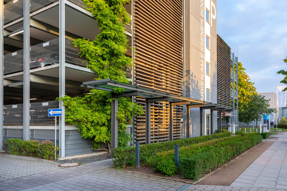 ein modernes Parkhaus mit Holzverkleidung