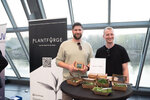 Zwei junge Männer am Stand von Plantforge