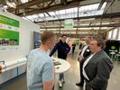 Minister Krischer im Gespräch am Gemeinschaftsstand auf der CVC