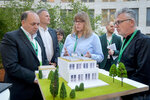 Eine Gruppe von Personen betrachtet das Modellhaus von conwerk