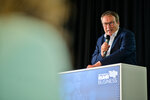 NRW-Umweltminister Oliver Krischer an einem Rednerpult