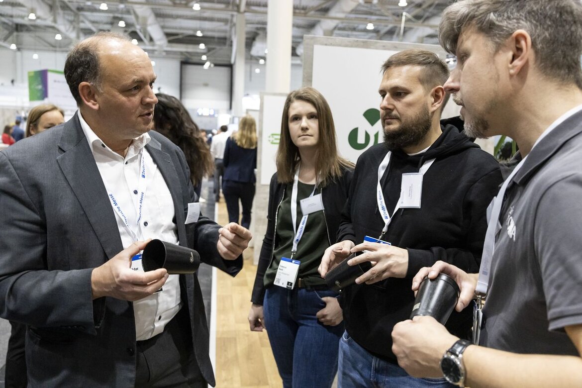 Unterhaltung am Messestand