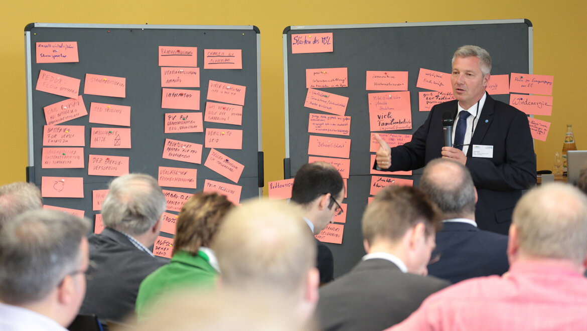 Uwe Hoolt vom MEET steht an der Tafel und spricht zu den Teilnehmern des Workshops.