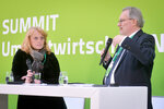 Ein Mann und eine Frau auf der Bühne des SUMMIT Umweltwirtschaft