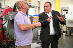 Minister Krischer im Gespräch mit einem Unternehmensvertreter 