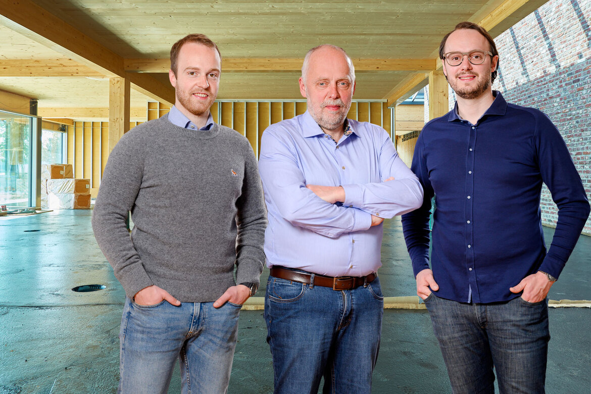 Ein Gruppenbild: der Unternehmensgründer stehe in der Mitte, seine Söhne links und rechts von ihm
