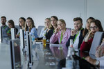 Menschen am Tisch in einem Konferenzraum