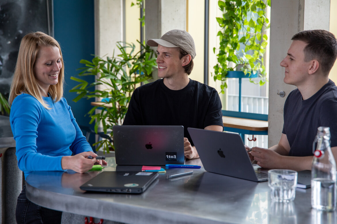 Die Startup-Gründer an einem Tisch bei einer Besprechung