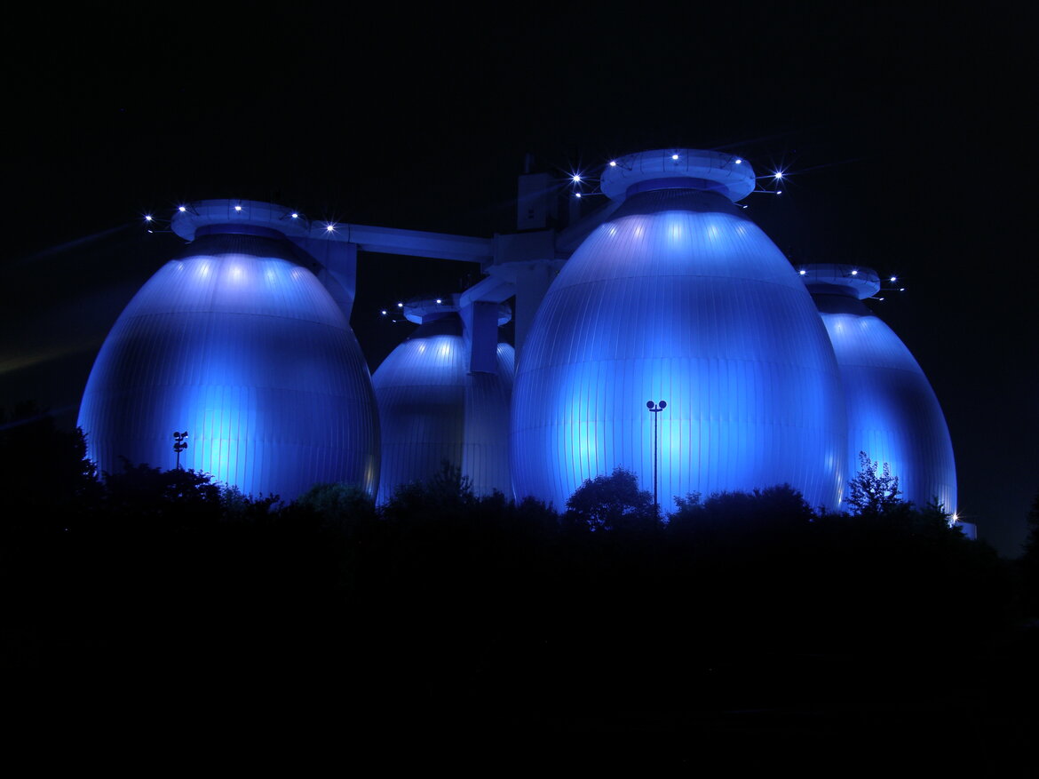 Blau angeleuchtete Türme in der Nacht