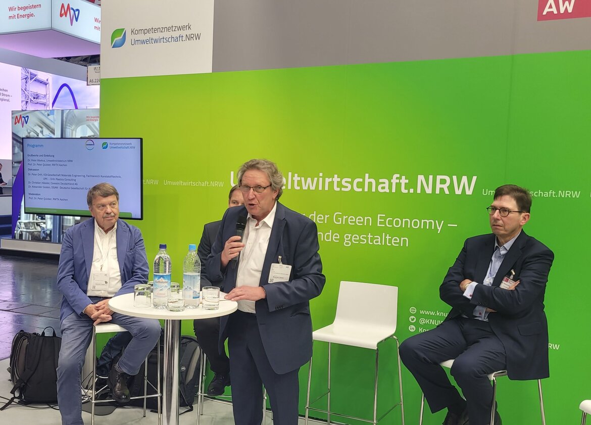 Talkrunde am Stehtisch am Stand des KNUW, Herr Markus spricht ins Mikrofon