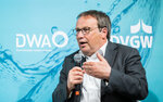 Nahaufnahme von Minister Krischer mit Mikrofon